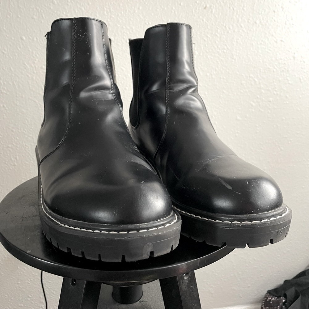 Black chunky Chelsea boot